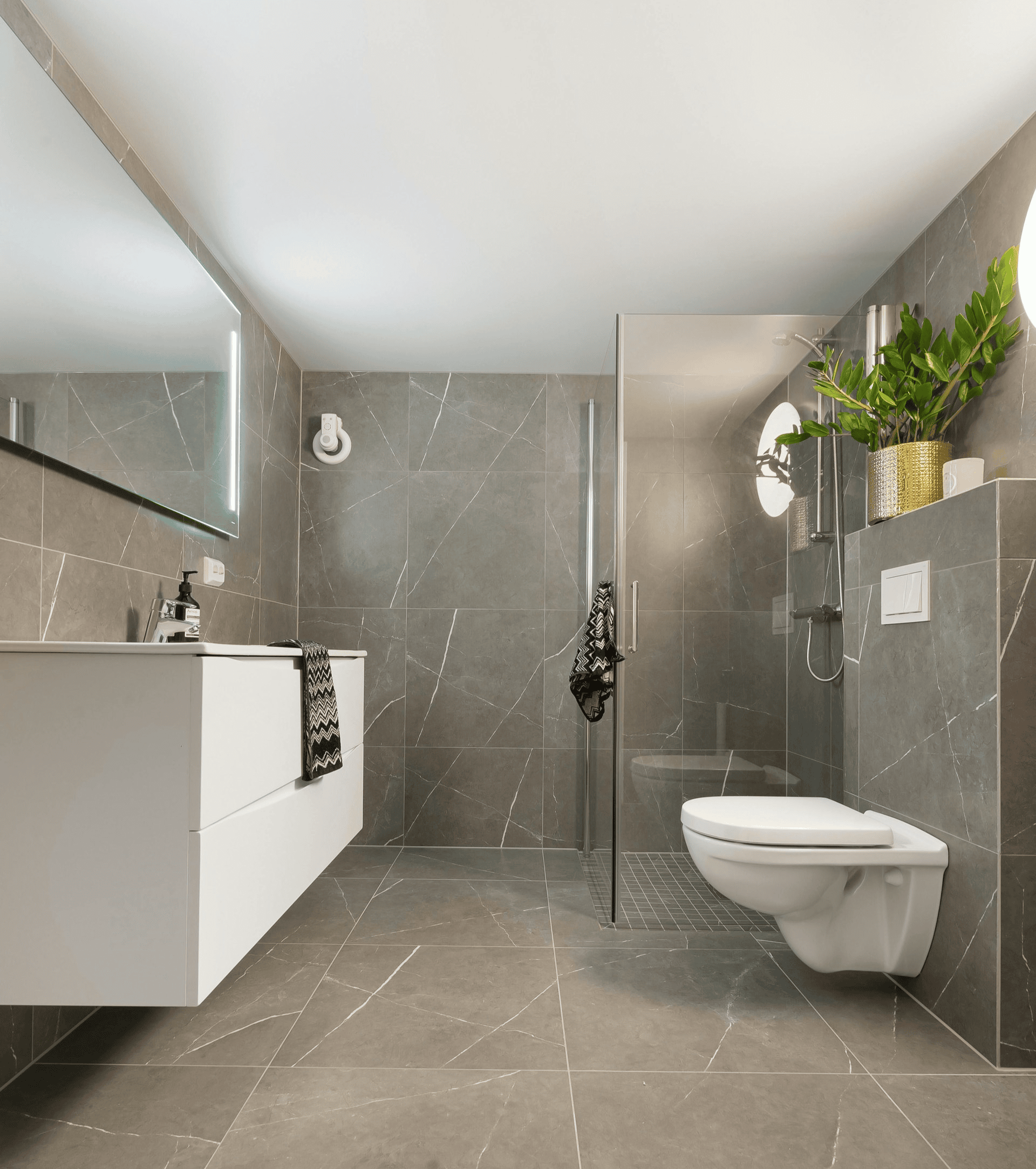 bath-stock-3-cropped Ein hochwertiges und moderne gefliestes Badezimmer mit Dusche und Waschbecken