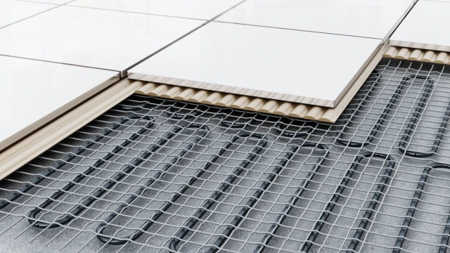 Ein Querschnitt eines Fliesenbodens mit darunterliegender Fußbodenheizung.