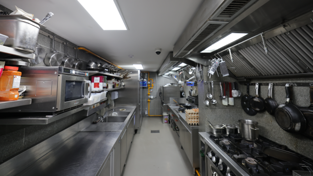 Eine professionelle Gewerbeküche mit Boden aus Fliesen.