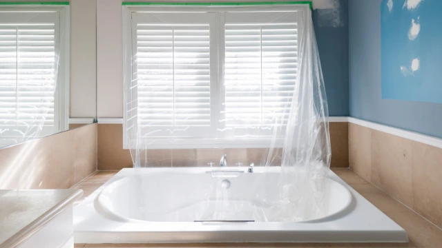 Ein Badezimmer während der Sanierung mit Staubschutzfolien.