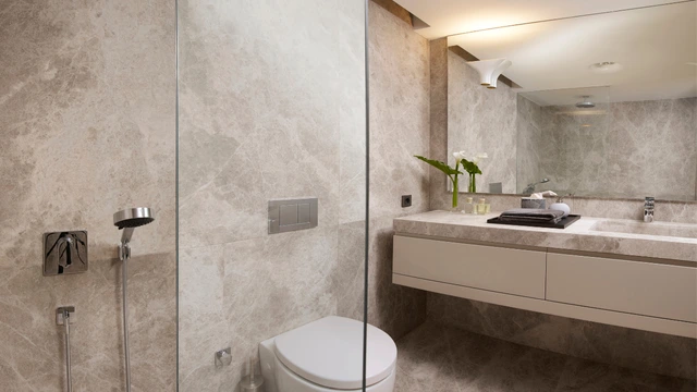 Ein modernes Badezimmer mit Großformatfliesen in Naturtönen.