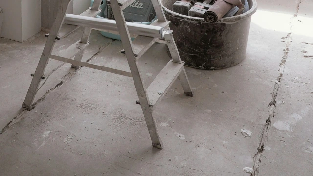 Ein Betonboden eines Hauses im Rahmen einer Altbausanierung.